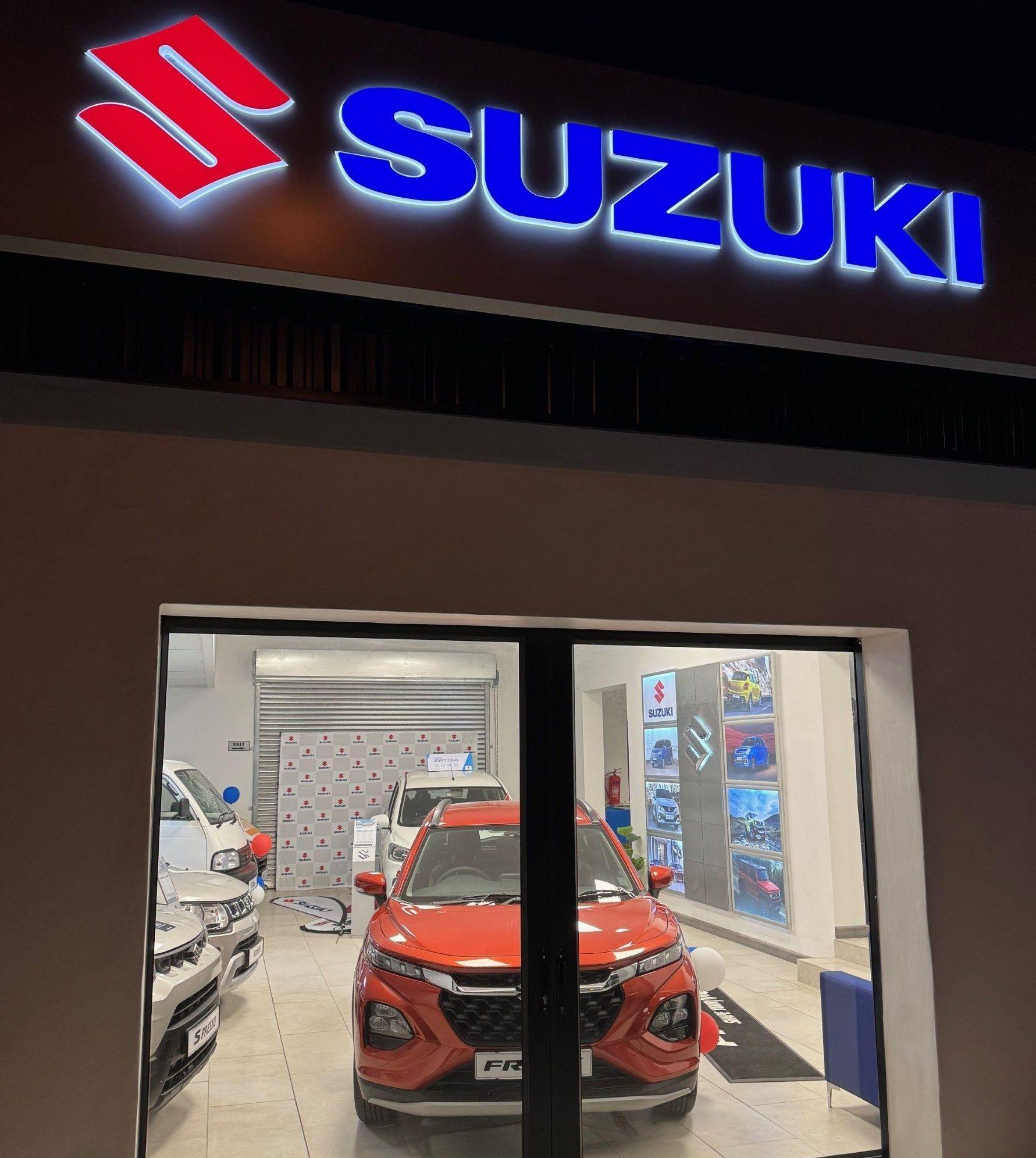 24 Suz Lens4