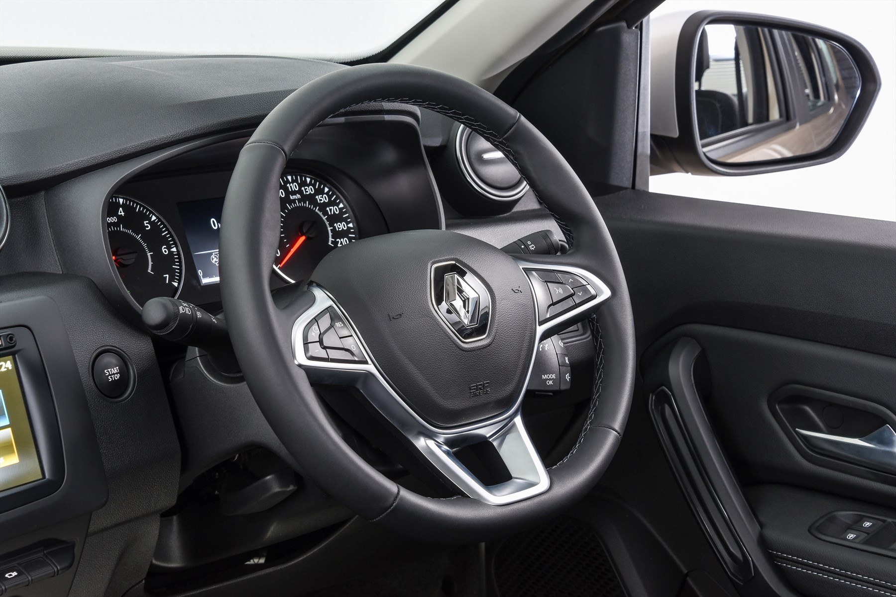 Renault duster dynamique 4x4 interior steering 1800x1800